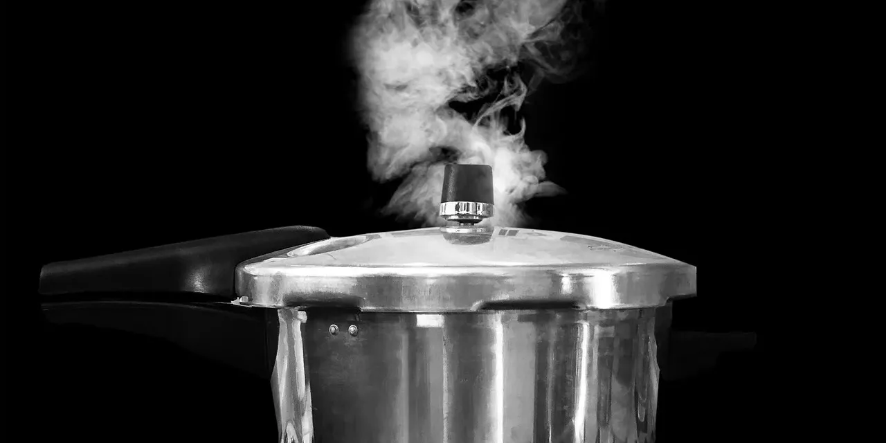 express-pot-7116220_1280 Illustration représentant une personne en pleine introspection, symbolisant la crise de la quarantaine et le cheminement vers l'individuation selon les approches de Jung et la thérapie des schémas.