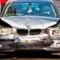 Illustration montrant les impacts émotionnels de la légitimité destructrice dans les relations parent-enfant, symbolisée par une voiture cabossée