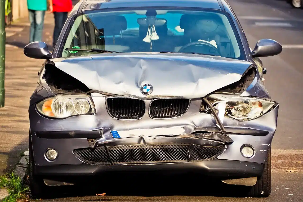 automobile-3734396_1280 Illustration montrant les impacts émotionnels de la légitimité destructrice dans les relations parent-enfant, symbolisée par une voiture cabossée