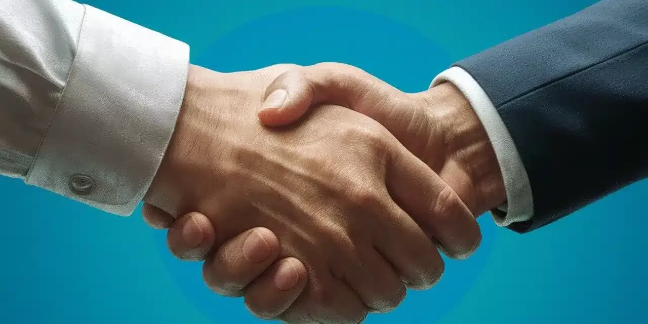 Des collègues discutant et collaborant dans un environnement professionnel harmonieux, symbolisant des relations de travail saines et productives.