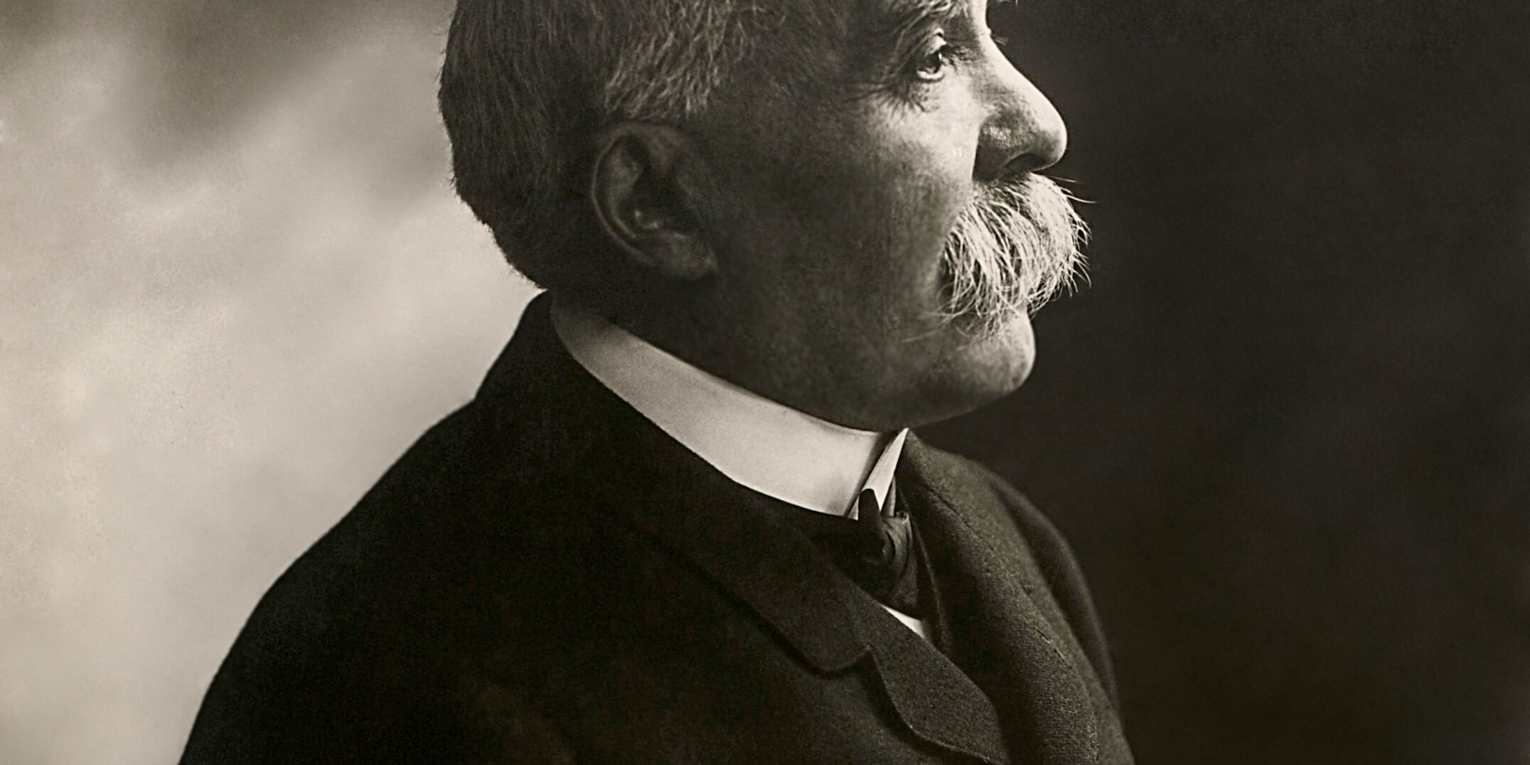 CLEMENCEAU,_Georges,_Nadar,_GALLICA Un leader encourageant une équipe à persévérer, symbole de résilience et d’apprentissage face aux défis.