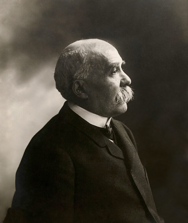 CLEMENCEAU,_Georges,_Nadar,_GALLICA Un leader encourageant une équipe à persévérer, symbole de résilience et d’apprentissage face aux défis.
