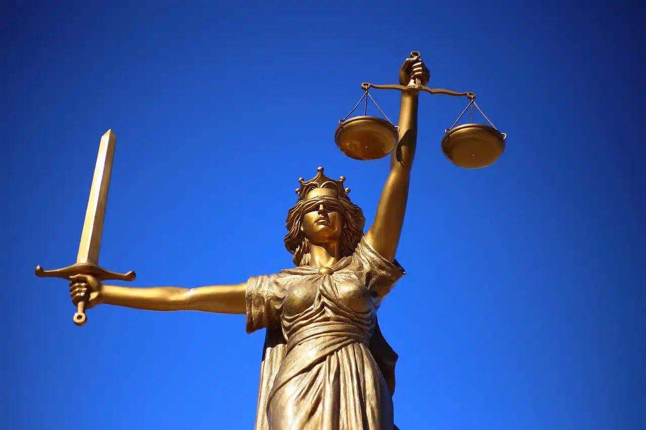 justice-2060093_1280 llustration des principes de justice organisationnelle appliqués au cadre familial pour améliorer les relations et l’équité.