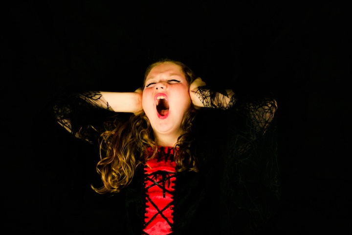 person-people-girl-white-boy-kid-1200246-pxhere.com Enfant montrant des signes du Trouble Oppositionnel avec Provocation (TOP), illustrant le refus comme mode d’expression émotionnelle