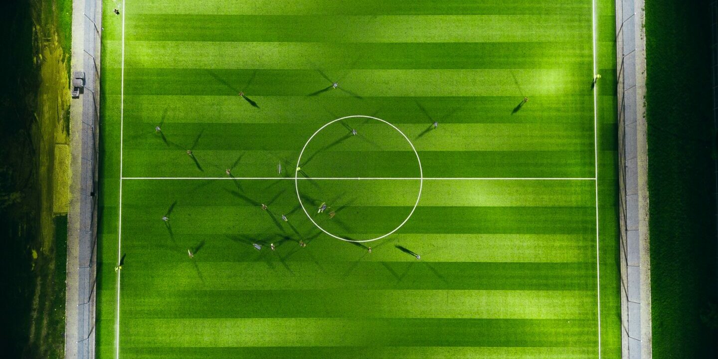 Parent posant un cadre bienveillant à son enfant – narcissisme de l’enfant et cadre éducatif