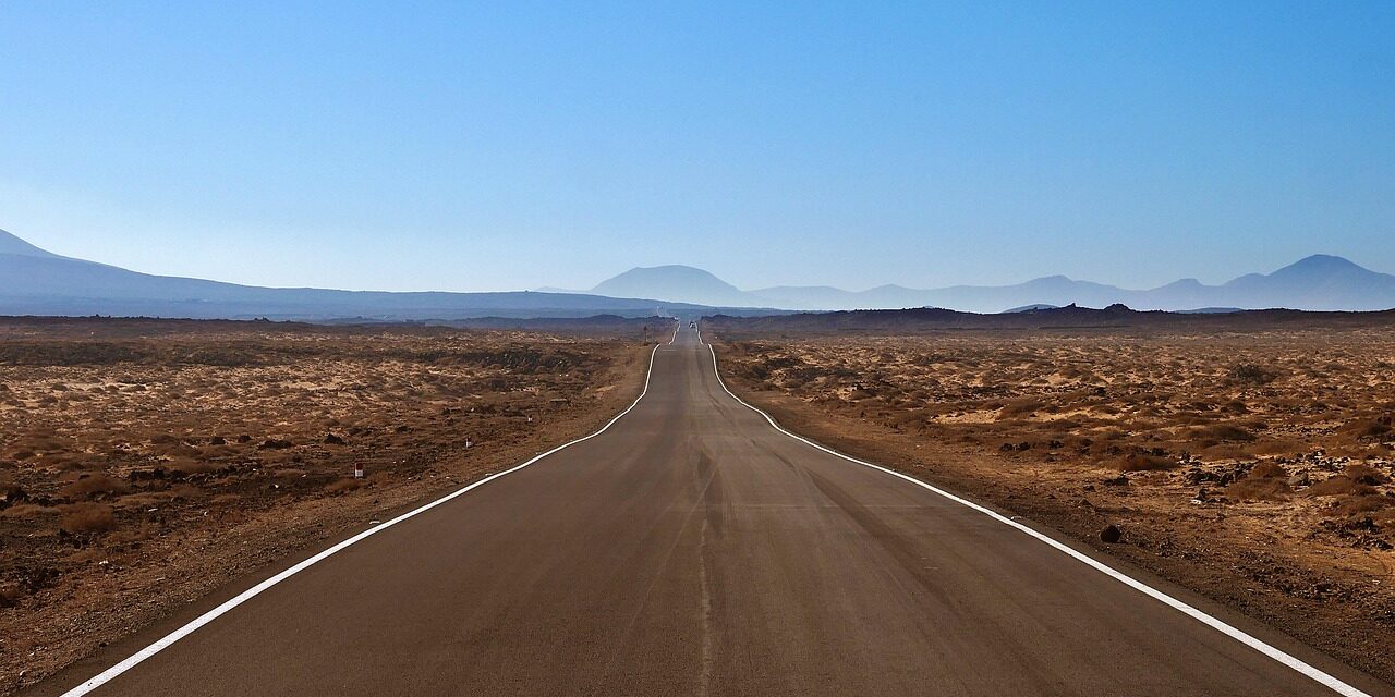 road-4813857_1280 Route droite au loin, symbolisant la crise de sens au travail et le besoin d’orientation chez les dirigeants.