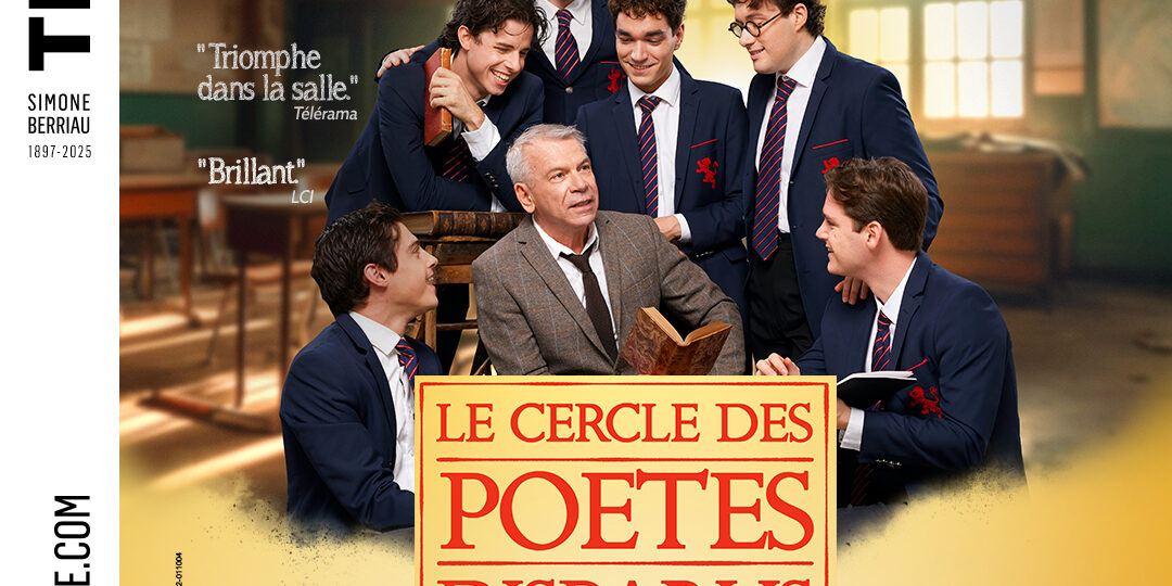 un adulte assis à une table, carnet ouvert, lumière froide, plusieurs feuilles autour de lui. Aucun effet anxiogène. Sensation de tri mental en cours.